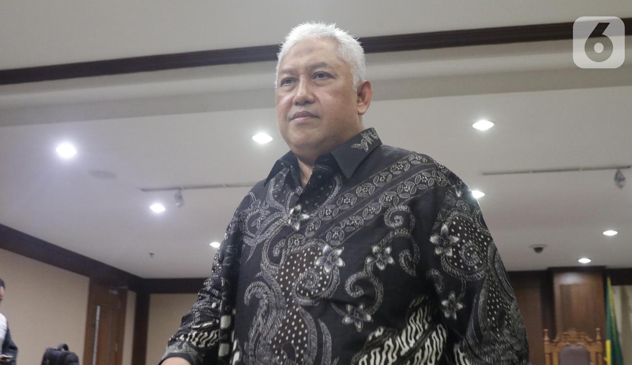 Terdakwa suap pengadaan barang di Badan Keamanan Laut (Bakamla), Erwin Syaaf Arief usai menjalani sidang putusan di Pengadilan Tipikor, Jakarta, Senin (14/10/2019). Majelis Hakim menyatakan Erwin Syaaf Arief bersalah dan dihukum 2,5 tahun penjara, denda Rp100 juta. (Liputan6.com/Helmi Fithriansyah)