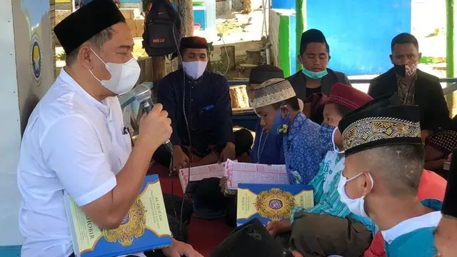 Hamim Pou, Bupati Bone Bolango saat menyambangi Pondok Pesantren (Arfandi Ibrahim/Liputan6.com)