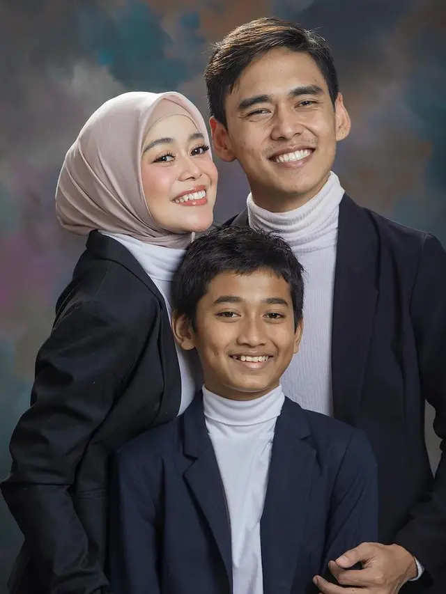 6 Gaya Pemotretan Lesty Kejora dan Keluarga, Penuh Kehangatan