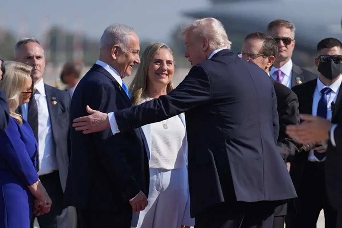 Perdana Menteri Israel Benjamin Netanyahu saat menyambut Presiden Amerika Serikat Donald Trump tiba di Bandara Ben Gurion Airport di dekat Tel Aviv, Israel, pada Senin (13/10/2025).