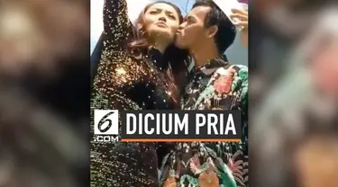 Sebuah video beredar di media sosial, di mana Siti Badriah dicium seorang pria di atas panggung. Menyadari dirinya telah dicium, begini reaksi Siti Badriah.