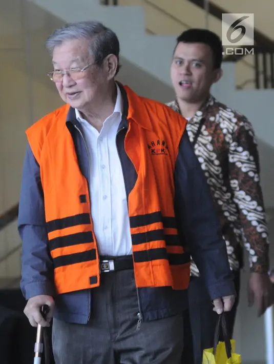 Pengusaha yang juga terpidana kasus korupsi, Tamin Sukardi usai menjalani pemeriksaan di Gedung KPK, Jakarta, Jumat (16/11).Tamin diperiksa dalam sengketa jual lahan seluas 74 hektare  yang tercatat sebagai aset PTPN 2 (Persero). (Merdeka.com/Dwi Narwoko)
