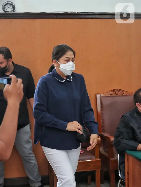 Terdakwa kasus pembunuhan Brigadir J, Putri Candrawathi akan mengikuti sidang di Pengadilan Jakarta Selatan, Rabu (11/1/2023). Dalam sidang tersebut Putri Candrawathi diperiksa sebagai terdakwa dalam perkara pembunuhan berencana Brigadir Nofriansyah Yosua Hutabarat alias Brigadir J. (Liputan6.com/Angga Yuniar)