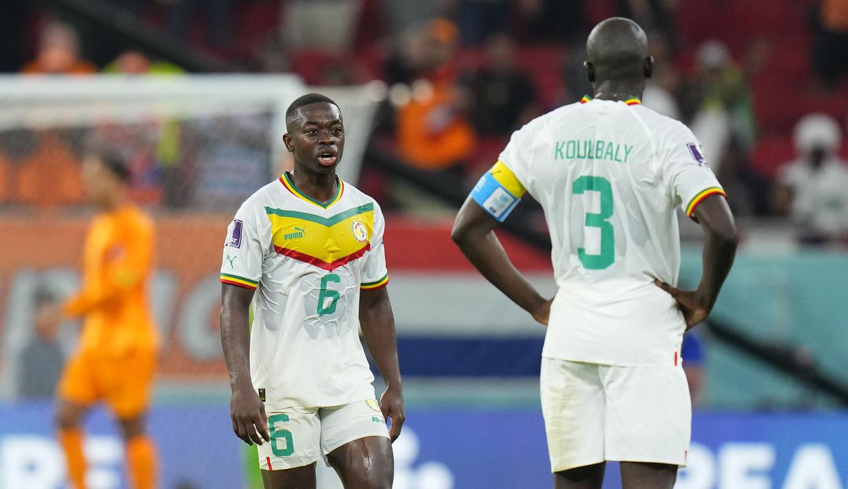 Nampalys Mendy (kiri) sudah cukup lama berseragam Leicester City. Namun, Nampalys Mendy belum terlalu berpengalaman di level internasional. Hingga saat ini, ia baru mencatatkan 19 caps bersama Timnas Senegal. (AP Photo/Petr David Josek)
