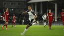 Striker Fulham, Bobby Decordova-Reid melakukan selebrasi usai mencetak gol ke gawang Liverpool dalam laga lanjutan Liga Inggris 2020/21 pekan ke-12 di Craven Cottage, Minggu (13/12/2020). Fulham bermain imbang 1-1 dengan Liverpool. (AFP/Matt Dunham/Pool)
