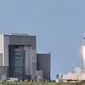 Roket Falcon 9 meluncur ke angkasa membawa satelit Republik Indonesia (SATRIA-1) dari Cape Canaveral Space Launch Complex SLC 40, Florida, AS, Minggu (18/6/2023).(Liputan6.com/Ilyas Istianur Praditya)