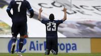 Bek Real Madrid Danilo merayakan golnya ke gawang Celta Vigo bersama rekannya Cristiano Ronaldo dalam lanjutan La Liga Spanyol, Sabtu (24/10/2015). (Liputan6.com/REUTERS/Miguel Vidal)