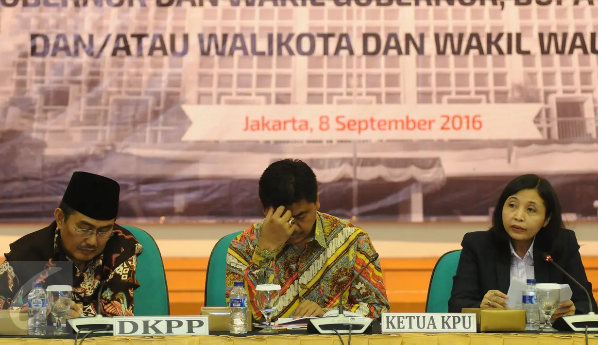 Komisioner KPU, Ida Budhiati (kanan) memberi paparan saat lokakarya di gedung KPU Pusat, Jakarta, Kamis (8/9). Lokakarya membahas Persiapan Penyelesaian Sengketa Tata Usaha Negara dalam Pemilihan Kepala Daerah. (Liputan6.com/Helmi Fithriansyah)