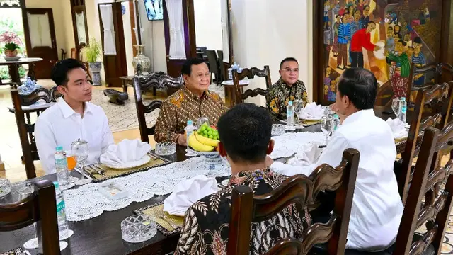 Prasetyo Hadi (di sebelah Presiden Jokowi) saat mendampingi Prabowo-Gibran bertamu ke kediaman Jokowi di Solo, Jawa Tengah. (@jokowi)
