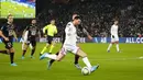 Pemain Paris Saint-Germain Lionel Messi menendang bola saat melawan Rennes pada pertandingan sepak bola Liga Satu Prancis di Stadion Parc des Princes, Paris, Prancis, 11 Februari 2022. Paris Saint-Germain menang 1-0. (AP Photo/Michel Euler)