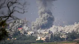 Asap mengepul menyusul serangan udara Israel terhadap Jalur Gaza terlihat dari Israel selatan, Senin (23/10/2023). (AP Photo/Ariel Schalit)