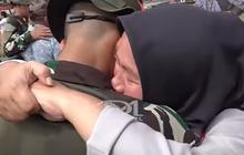 VIDEO: Seperti Lulus Akmil, Anak Dipulangkan dari Barak TNI Nangis Sampai Cium Kaki Orangtua