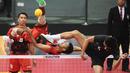 Gaya atlet Indonesia, Syaiful Rijal melakukan smash ke arah pemain Filipina, Regie Reznan Fabriga pada ajang Sepak Takraw SEA Games 2017 di Kuala Lumpur, (21/8/2017). (AFP/Adek Berry)