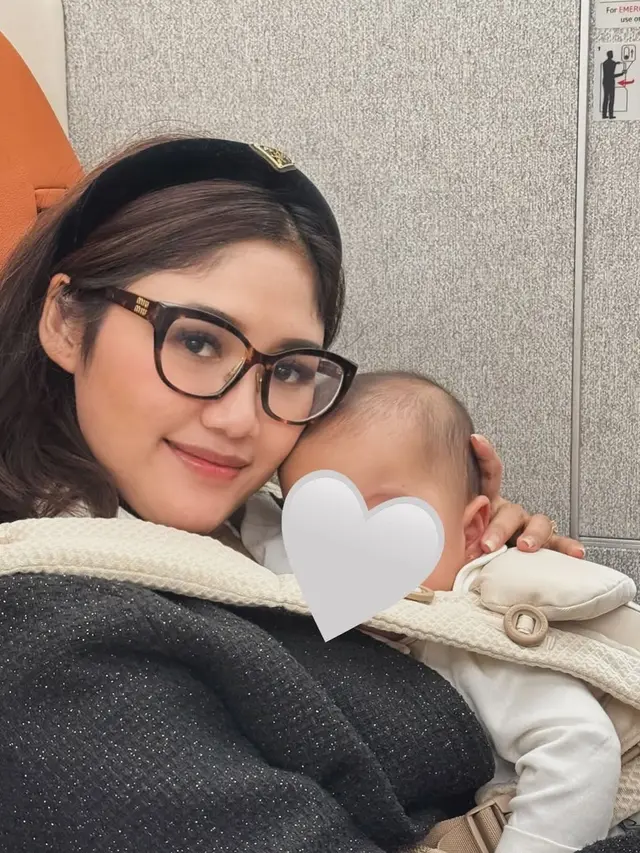 Potret Erina Gudono Momong Anak dengan Gaya Kasual, Terlihat Stylish Andalkan Bando Prada Rp7Jutaan