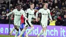 Pemain Chelsea, Conor Gallagher, melakukan selebrasi setelah mencetak gol ke gawang Crystal Palace pada laga Liga Inggris di Stadion Selhurst Park, London, Selasa (13/2/2024). Chelsea menang dengan skor 3-1. (John Walton/PA via AP)