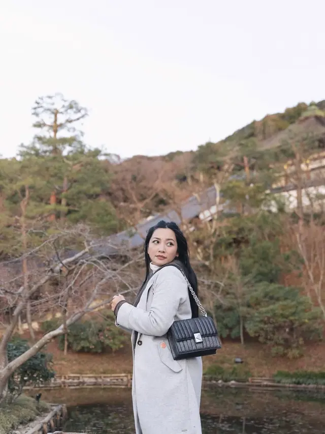 Enzy Storia dan Hesti Purwadinata dengan tas ikonis Deco Quilted Glitter Suede Bag dari Kate Spade New York (Foto/Sumber: Kanmo Group)