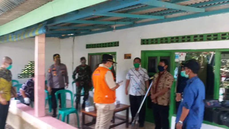 Bupati Cilacap mengantarkan balita pasien Covid-19 yang sembuh ke rumahnya di Kesugihan, Cilacap. (Foto: Liputa6.com/Kominfo CIlacap)