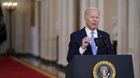 Presiden Amerika Serikat Joe Biden berbicara tentang berakhirnya perang di Afghanistan dari Ruang Makan Negara Gedung Putih, Washington, Amerika Serikat, Selasa (31/8/2021). "Perang di Afghanistan sekarang sudah berakhir," kata Joe Biden. (AP Photo/Evan Vucci)