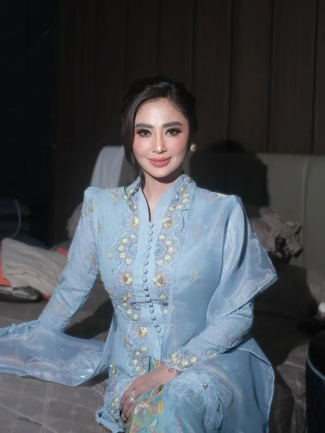 Potret Dewi Perssik dengan Kebaya Brokat Biru Muda