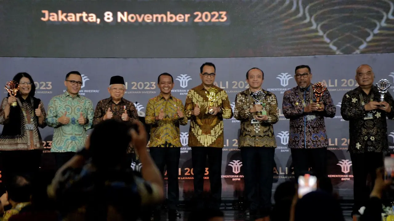 Kementerian Investasi/BKPM memberikan penghargaan kepada kepada Kementerian Perhubungan sebagai Terbaik Pertama di Kategori Kementerian/Lembaga pada Anugerah Layanan Investasi Tahun 2023. (Dok Kemenhub)