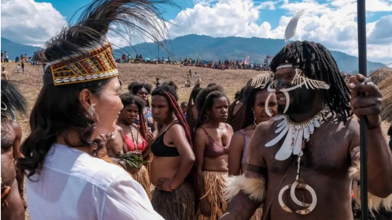 Wakil Menteri Pariwisata Ni Luh (kiri) menghadiri Festival Budaya Lembah Baliem (FBLB) ke-34 di Kabupaten Jayawijaya, Provinsi Papua Pegunungan