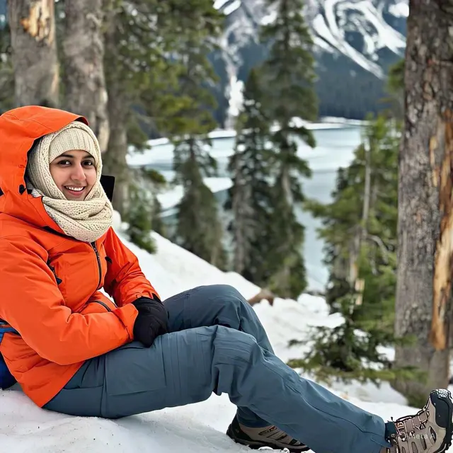 Outfit Camping Muslimah: Hijab Rajut dengan Jaket Insulated Camping