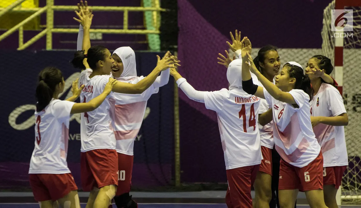 Pemain bola tangan Indonesia berselebrasi seusai mengalahkan pemain Malaysia pada babak penyisihan grup B Asian Games 2018 di GOR POPKI, Cibubur, Jakarta, Selasa (14/8). Indonesia menang atas Malaysia dengan skor 23-15. (Bola.com/Vitalis Yogi Trisna)