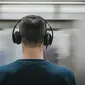 Ilustrasi mendengarkan lagu, musik. (Photo by Burst: https://www.pexels.com/photo/man-wearing-headphones-374777/)