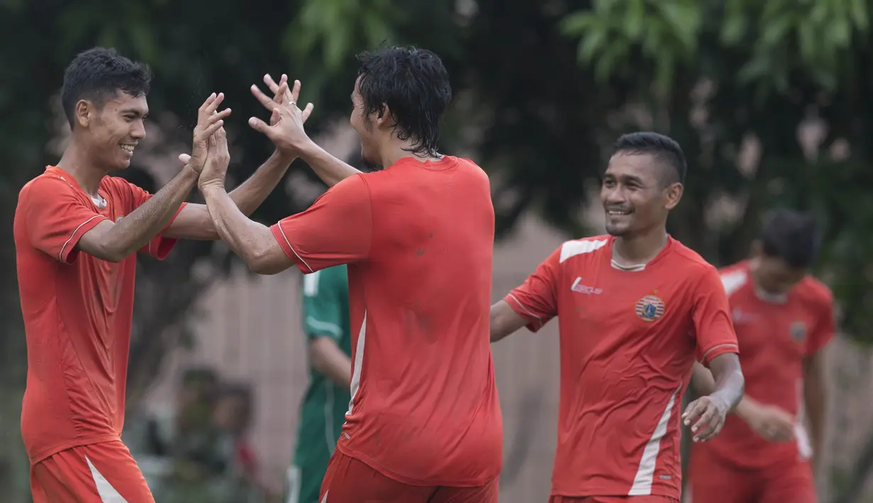 Para pemain Persija Jakarta merayakan gol yang dicetak oleh Ade Jantra ke gawang PS AD pada laga uji coba di Lapangan Villa 2000, Tangerang, Jumat (4/3/2016). (Bola.com/Vitalis Yogi Trisna)