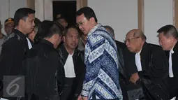 Terdakwa Basuki Tjahaja Purnama atau Ahok berunding dengan tim penasehat hukum setelah pembacaan putusan sidang di Kementan, Jakarta, Selasa (9/5). Majelis Hakim menjatuhkan vonis selama dua tahun penjara terhadap Ahok. (Liputan6.com/sigid Kurniawan/Pool)