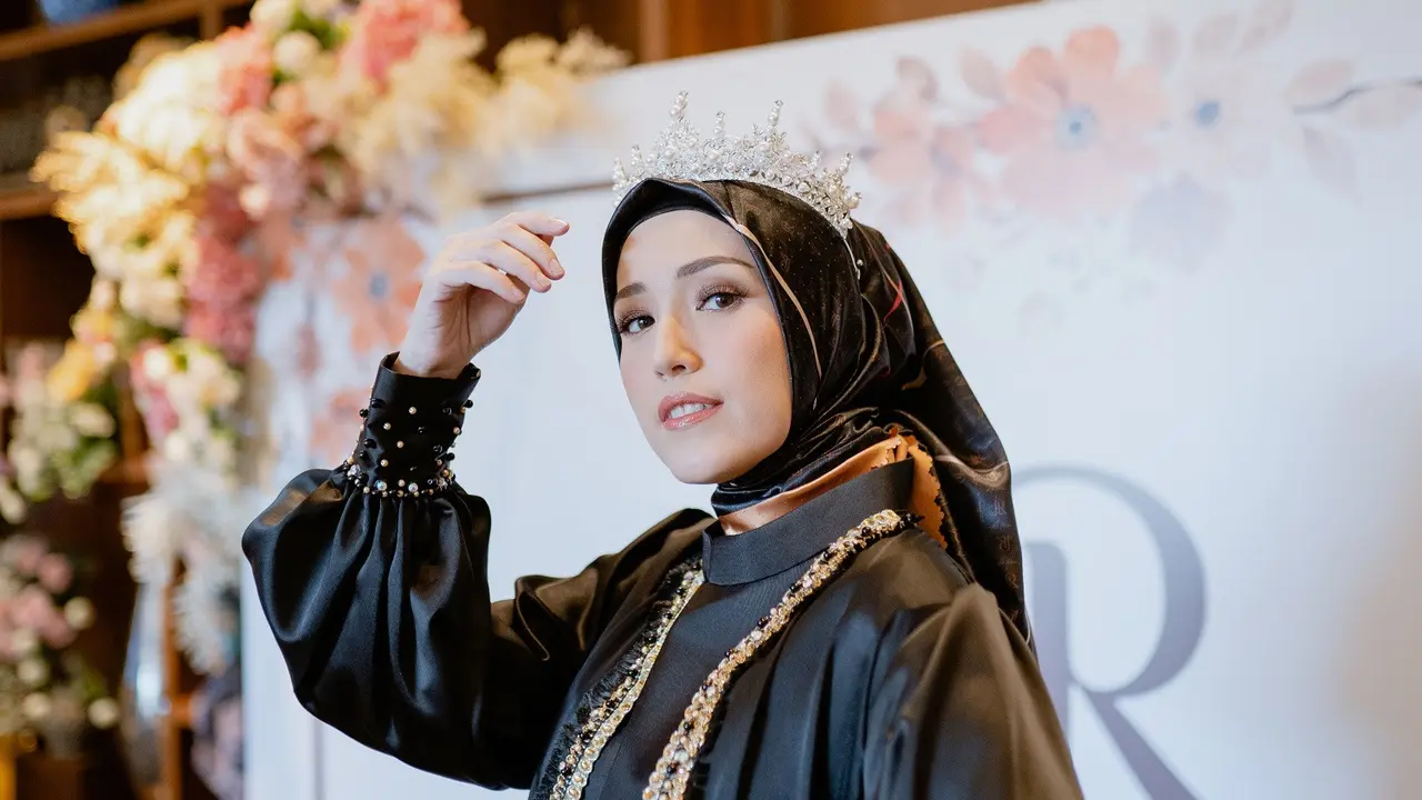 Inovasi Pertama di Indonesia Hijab Satin dengan Lubang Mikroskopis yang Bikin Adem dan Terlihat Elegan