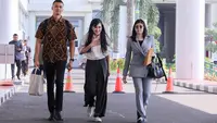 Intip tampilan Sandra Dewi kenakan sepatu mewah Rp16 jutaan saat penuhi kejagung. [KLY: Muhammad Akrom Sukarya]