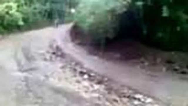 Jalan Bau-bau Pasarwaji Buton Rusak