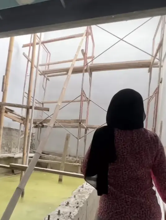 Di rumah tersebut terdapat kolam renang dan 8 kamar tidur. [instagram/bellashofie_rigan]