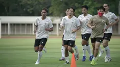 Pemain Timnas Indonesia, Irfan Bachdim, saat mengikuti sesi latihan perdana di Stadion Madya, Jakarta, Jumat (7/8/2020) sore WIB.  Sebanyak 24 pemain Timnas Indonesia jalani latihan perdana dengan mengikuti protokol kesehatan. (dok.PSSI)