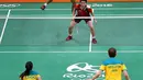 Pebulutangkis ganda campuran Indonesia, Tontowi Ahmad/Liliyana Natsir menahan serangan Robin Middleton/Leanne Choo (Australia) pada laga perdana Grup C Olimpiade Rio 2016, Kamis (11/8). Tontowi/Liliyana unggul 21-7 21-8. (REUTERS/Marcelo del Pozo)