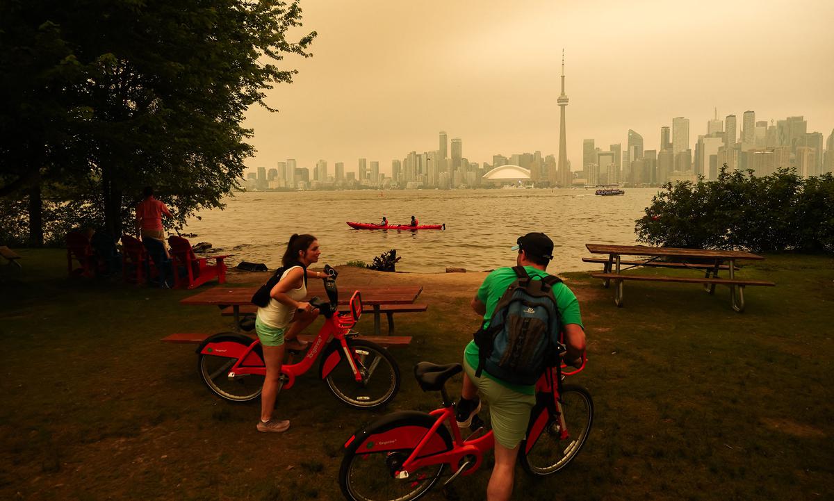 Ngerinya Langit Kota Toronto Berubah Kekuningan akibat Asap Kebakaran Hutan