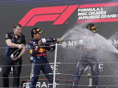 Pembalap Red Bull, Max Verstappen (kedua kanan) dan Sergio Perez (kedua kiri) merayakan kemenangan timnya bersama pembalap Ferrari, Carlos Sainz setelah Formula 1 GP Jepang 2024 di Sirkuit Suzuka, Jepang, Sabtu (07/04/2024). (AP Photo/Hiro Komae)