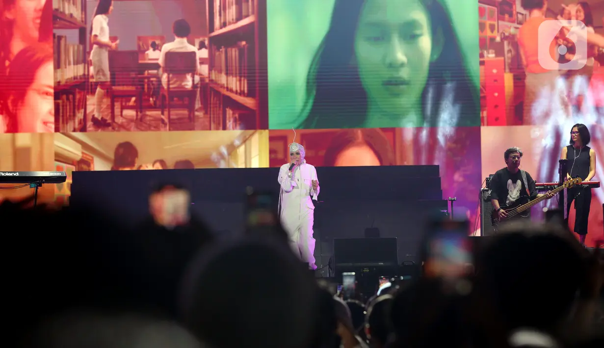 Usai tampil solo, Melly Goeslaw juga kolaborasi dengan grup vokal Bukan Bintang Biasa (BBB) di Synchronize Fest 2023. (Liputan6.com/Johan Tallo)