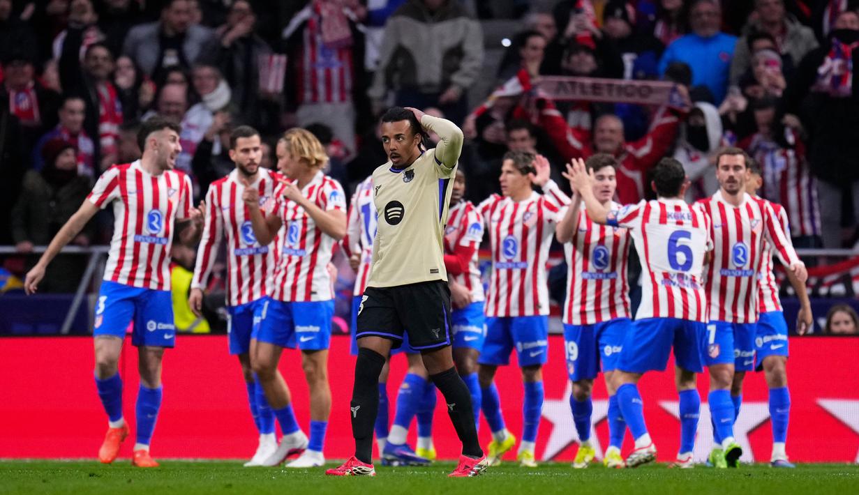 Pemain Barcelona, Jules Kounde, tampak kecewa setelah ditaklukkan Atletico Madrid pada leg pertama semifinal Copa del Rey 2025/2026 di Stadion Metropolitano, Madrid, Jumat (13/2/2026) dini hari WIB. (AP Photo/Manu Fernandez)