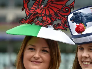 Wanita penggemar balap kuda menggunakan topi yang unik di Ascot Racecourse, Inggris , (16/6).  Pacuan kuda ini merupakan salah satu pacuan terkemuka dan terbesar di Inggris. (Reuters / Toby Melville)