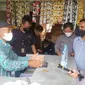 Kapolres Garut AKBP Wirdhanto Hadicaksono melakukan sidak kelangkaan minyak goreng di Pasar Lewo Malangbong Garut, Jawa Barat. (Liputan6.com/Jayadi Supriadin)
