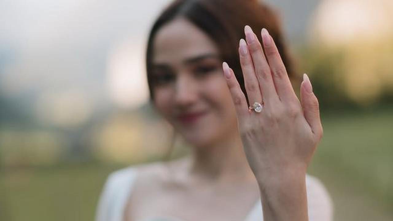 10 Cincin Lamaran Artis di Tahun 2025 yang Memukau, Kilau Romansa