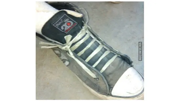 6 Potret Orang Menali Sepatu Ini Kelewat Unik, Bikin Geleng Kepala