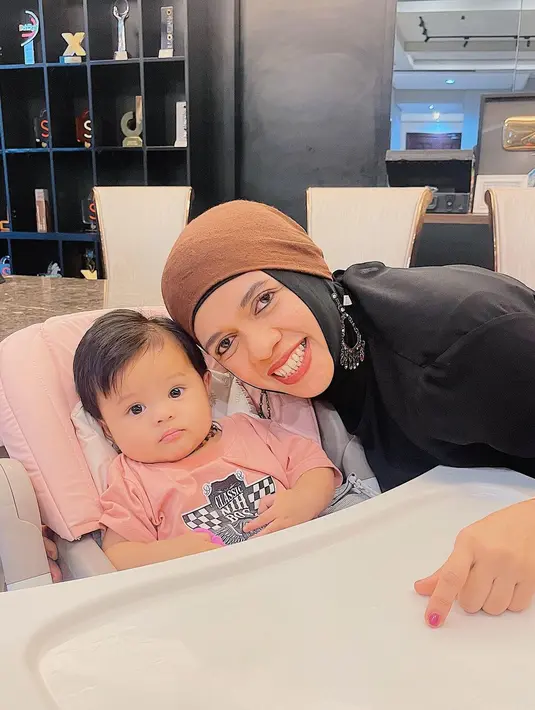 Lenggogeni Faruk dari keluarga Gen Halilintar saat bersama cucunya, Ameena Hanna Nur Atta, putri dari Atta Halilintar dan Aurel Hermansyah. (Instagram @genifaruk)