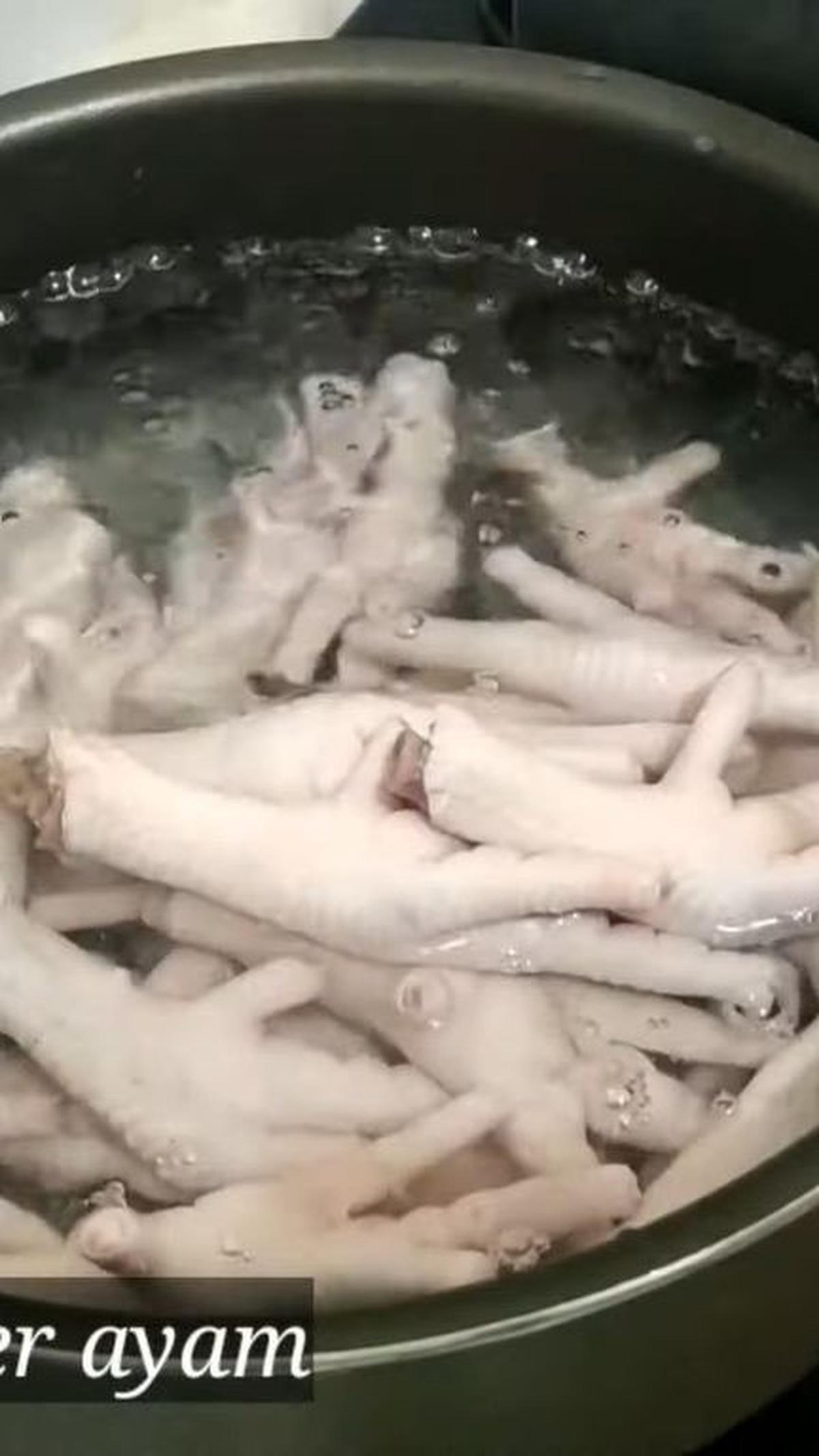 Masukkan Ceker ke dalam Rebusan