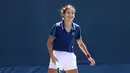 Emma Raducanu dari Inggris Raya tersenyum selama sesi latihan pada Hari Kedua Belas US Open 2021 di USTA Billie Jean King National Tennis Center, New York (10/9/2021). Capaian Raducanu ke final sangat membanggakan untuknya lantaran tampil pertama kali di US Open. (Matthew Stockman/Getty Images/AFP)
