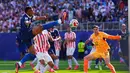 Pemain Prancis Kylian Mbappe berusaha meraih bola disaksikan sementara kiper Paraguay, Orlando Gill saat pertandingan sepak bola babak 16 besar Piala Dunia antara Paraguay dan Prancis di Philadelphia, Sabtu (04/07/2026). (AP Photo/Derik Hamilton)