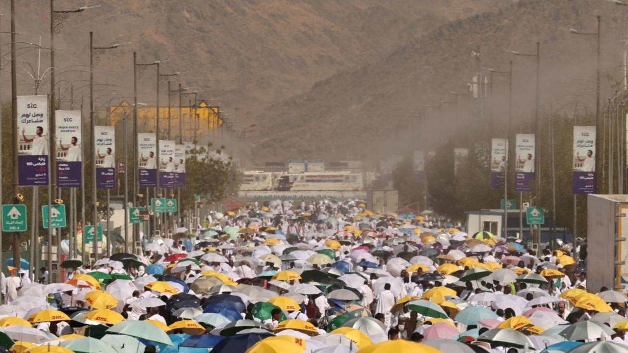Sejumlah jemaah haji memakai payung saat berjalan menuju Jabal Rahmah untuk menunaikan wukuf di Padang Arafah, Makkah, Arab Saudi, pada Sabtu (15/6/2024). Seluruh jemaah haji dari berbagai dunia berkumpul di Padang Arafah untuk melaksanakan wukuf. Foto:&n