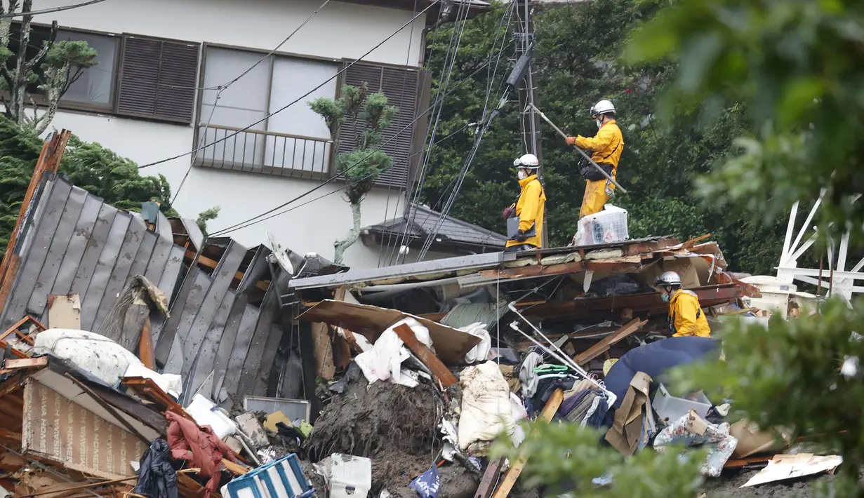 Tim penyelamat melakukan operasi pencarian di lokasi longsoran lumpur di Izusan di Atami, Jepang, Minggu (4/7/2021). Derasnya lumpur menerjang sebagian kota pada Sabtu pagi setelah berhari-hari hujan lebat, menyapu rumah-rumah lereng bukit. (Kyodo News via AP)